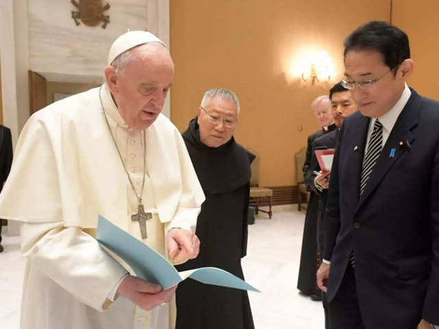 Fumio Kishida and Pope Francis